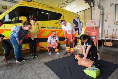 Merjünk segíteni: újra elindult a Hős Képzés a Székesfehérvári Mentőállomáson